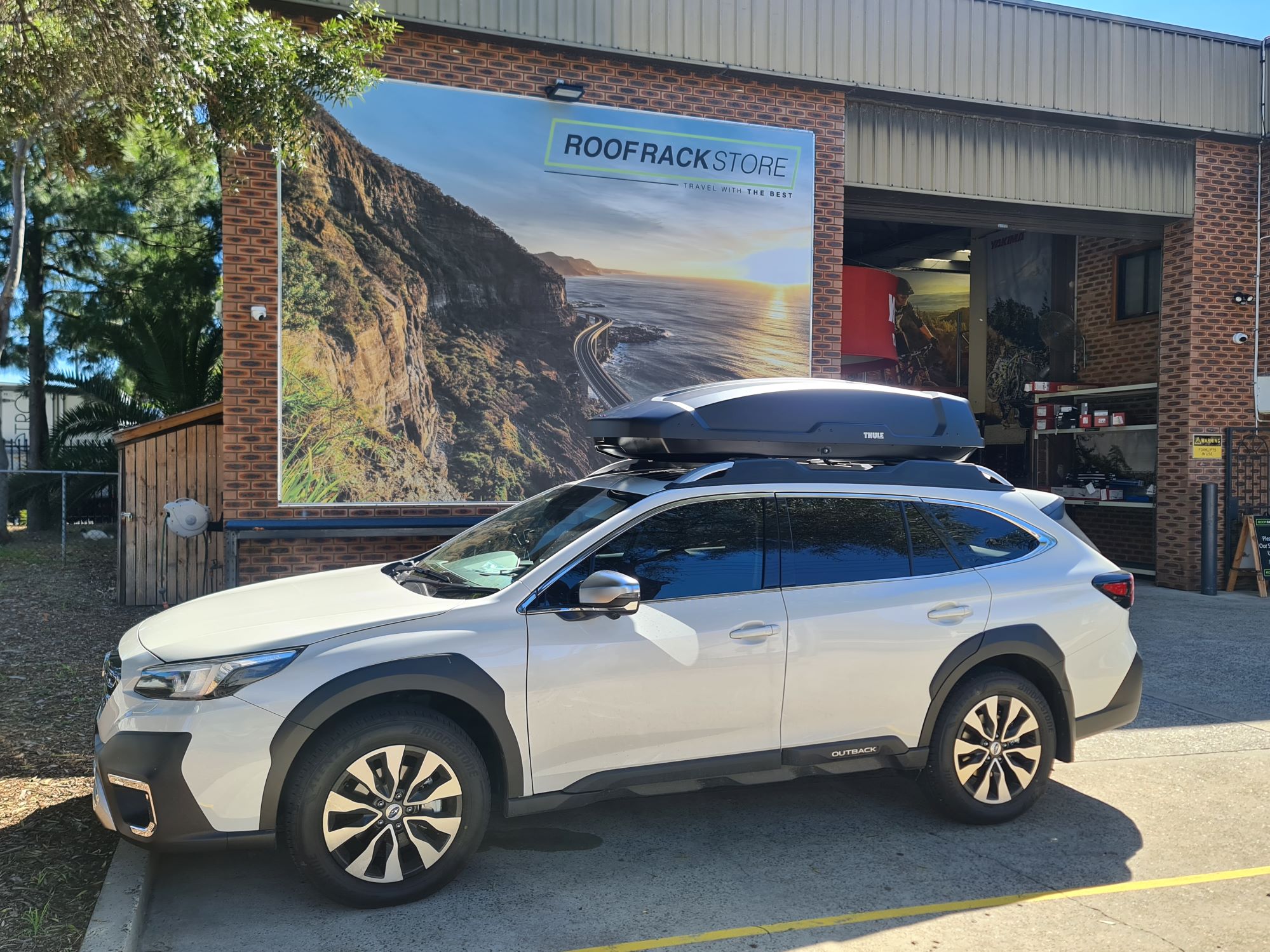 Thule Force XT XL roof box on Subaru Outback
