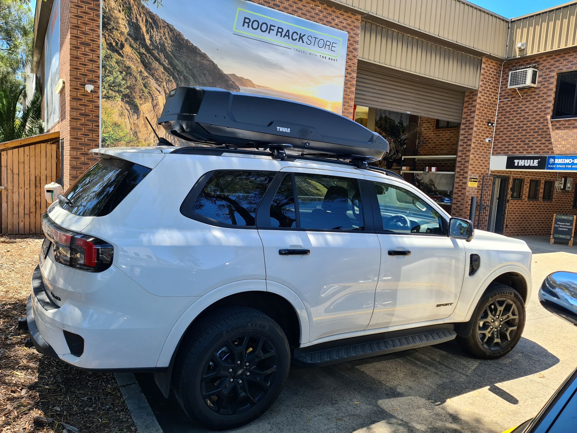 Ford Everest with Thule Force XT L