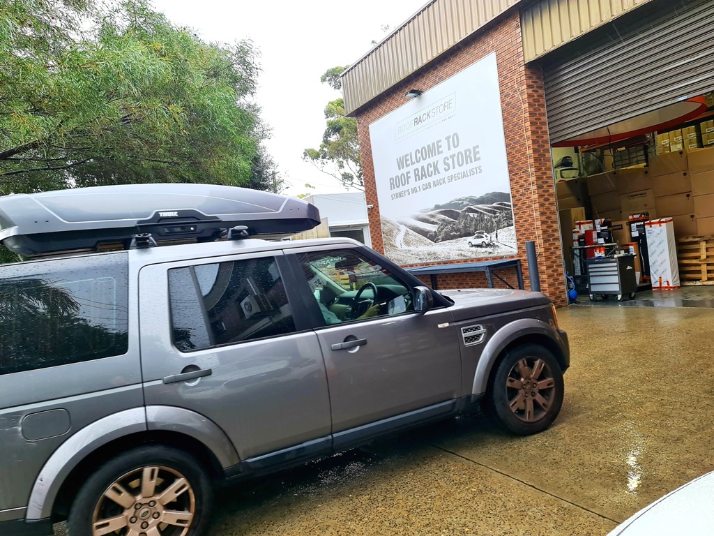 Land Rover Discovery with Thule Motion XT XXL