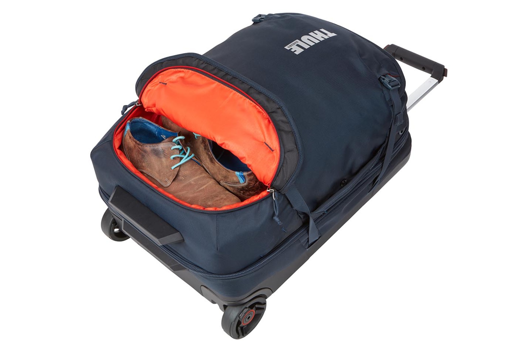 thule travel bags with wheels